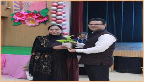 HM (Senior) Mrs. Amita Ganjoo presenting a planter to Mr. Binit Binod